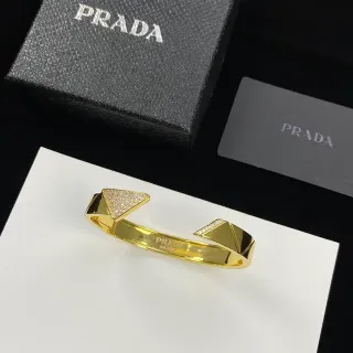 Prada ज्यामितीय पेव क्रिस्टल गोल्ड टोन ओपन कफ ब्रेसलेट