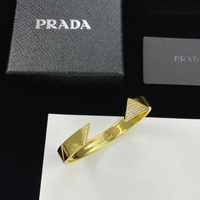 Prada Bracelet Manchette Ouvert en Cristaux Pavé Géométriques Dorés 5