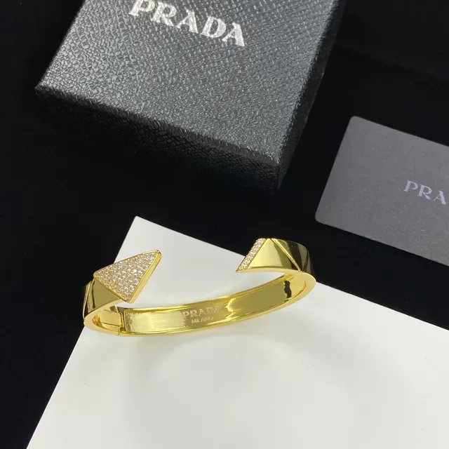 Prada Bracelet Manchette Ouvert en Cristaux Pavé Géométriques Dorés 6