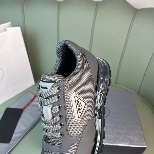Prada Gray Black 网布和合成鞋面 透明气垫中底 生活方式运动鞋 3