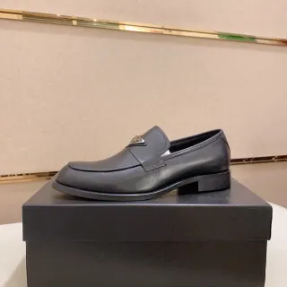 Prada काला चमड़े का स्क्वेयर टू स्लिप-ऑन लोफर