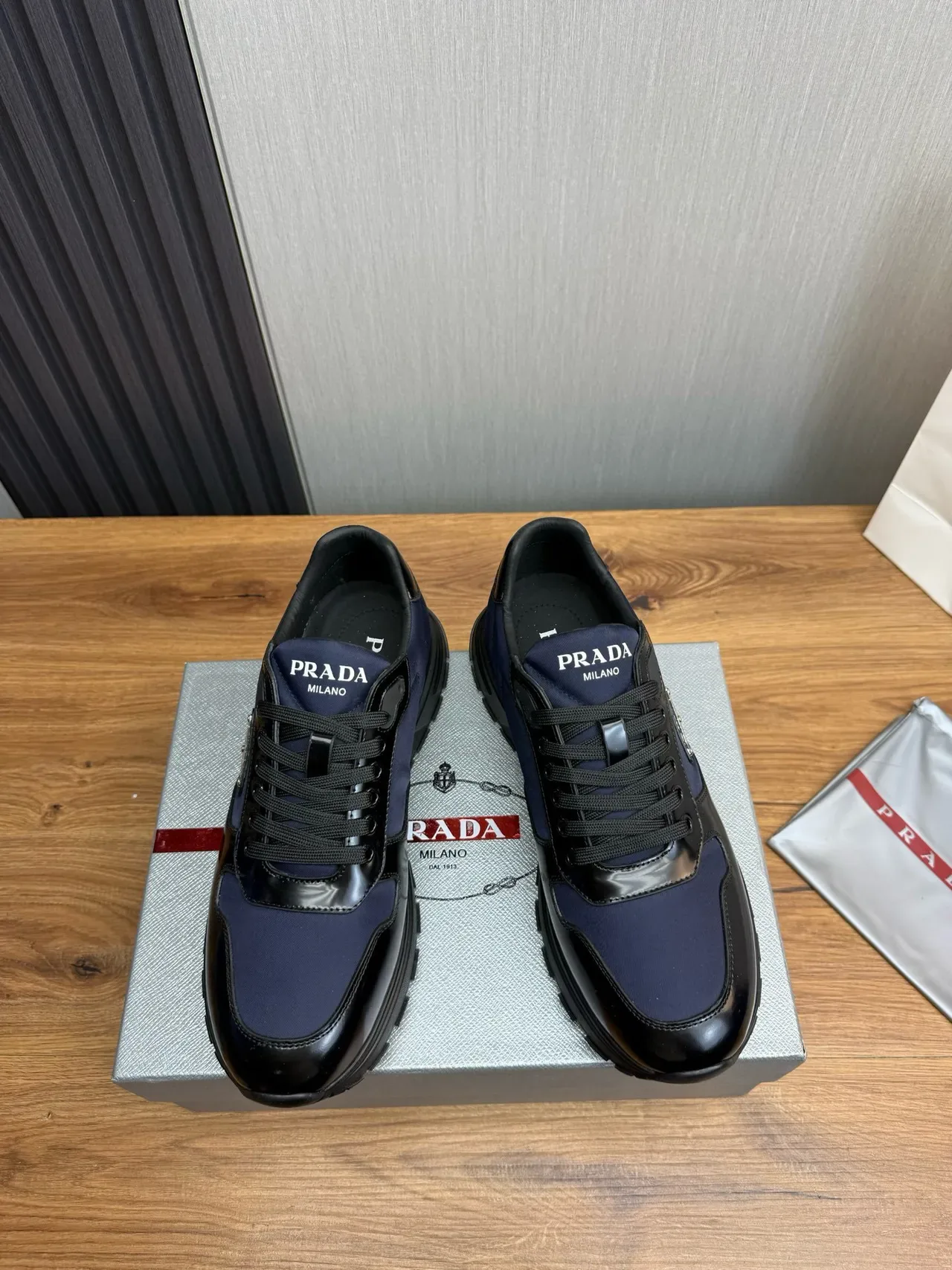 Prada Chaussures Lifestyle Navy Black Deux Tons Cuir Patenté Et Nylon Hybride Partie Supérieure 2