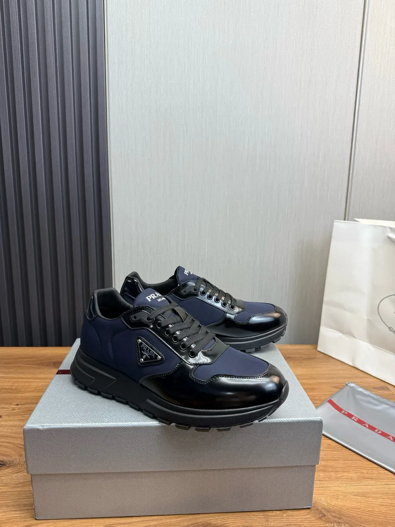 Prada Chaussures Lifestyle Navy Black Deux Tons Cuir Patenté Et Nylon Hybride Partie Supérieure 3