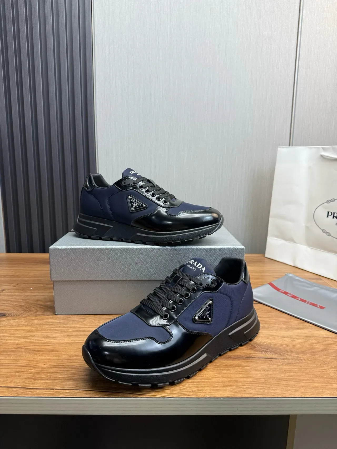 Prada Chaussures Lifestyle Navy Black Deux Tons Cuir Patenté Et Nylon Hybride Partie Supérieure 4