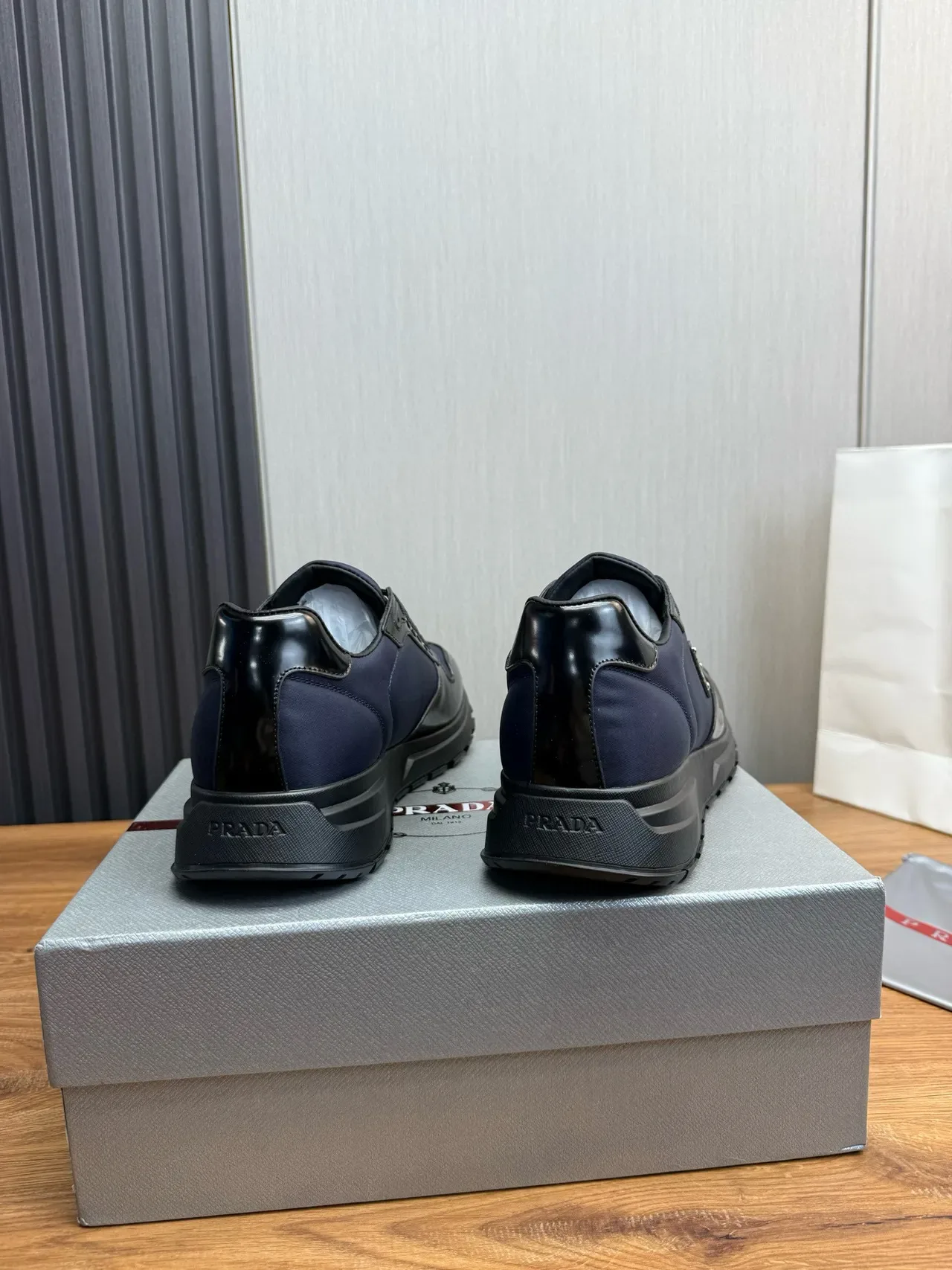 Prada Chaussures Lifestyle Navy Black Deux Tons Cuir Patenté Et Nylon Hybride Partie Supérieure 5