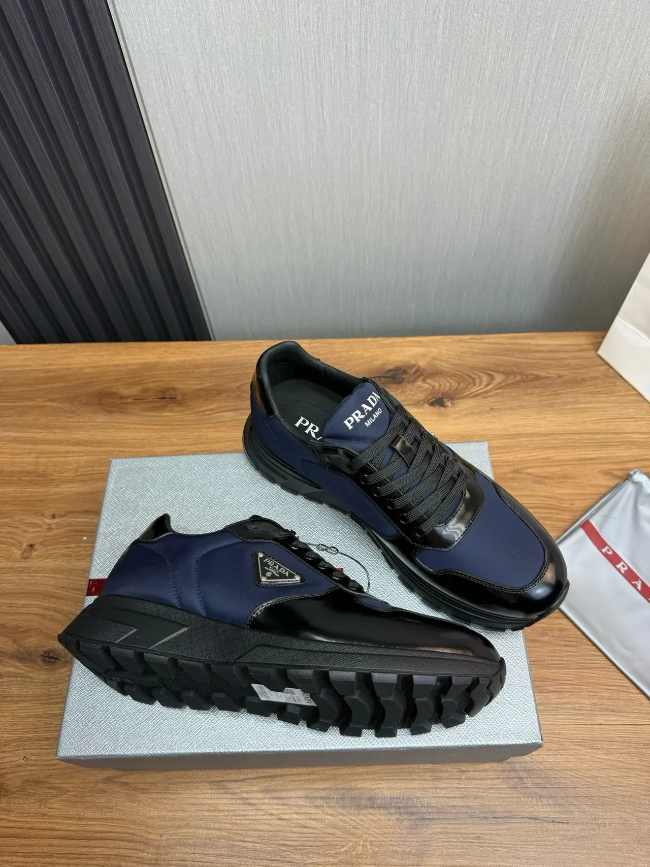 Prada Chaussures Lifestyle Navy Black Deux Tons Cuir Patenté Et Nylon Hybride Partie Supérieure 6