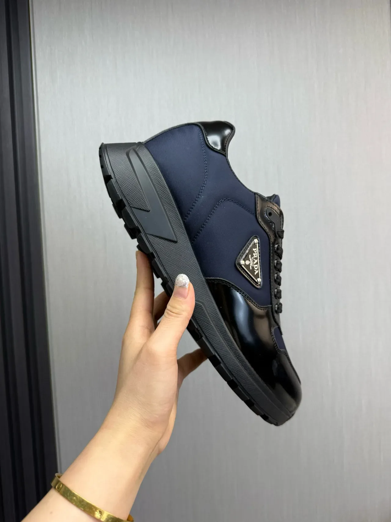 Prada Chaussures Lifestyle Navy Black Deux Tons Cuir Patenté Et Nylon Hybride Partie Supérieure 7