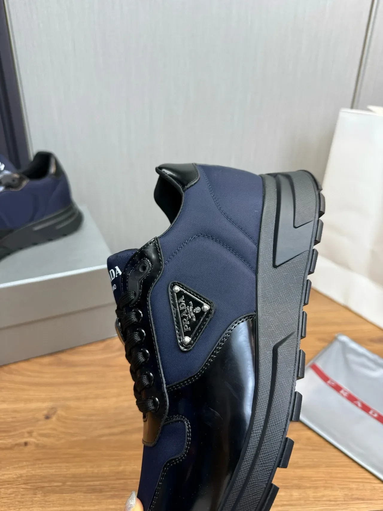 Prada Chaussures Lifestyle Navy Black Deux Tons Cuir Patenté Et Nylon Hybride Partie Supérieure 8