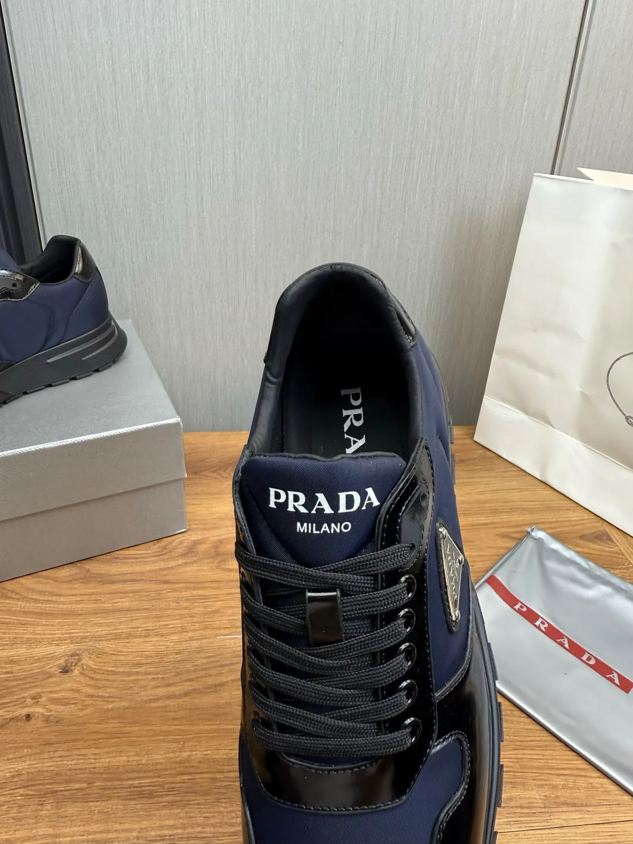 Prada Chaussures Lifestyle Navy Black Deux Tons Cuir Patenté Et Nylon Hybride Partie Supérieure 9
