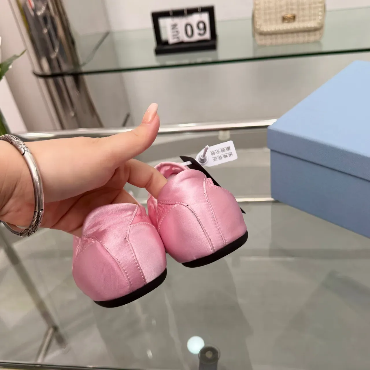 Sneakers Lifestyle Prada Rose Noir Satiné Haut Élastique Col de Cheville Élastique 3
