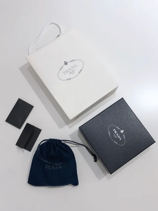 Prada 可逆纹理黑色和勃艮第皮革腰带 6
