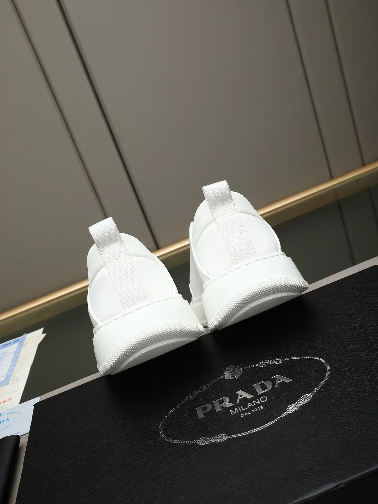 Zapatillas Prada Slip-On Blancas de Cuero Lifestyle 4