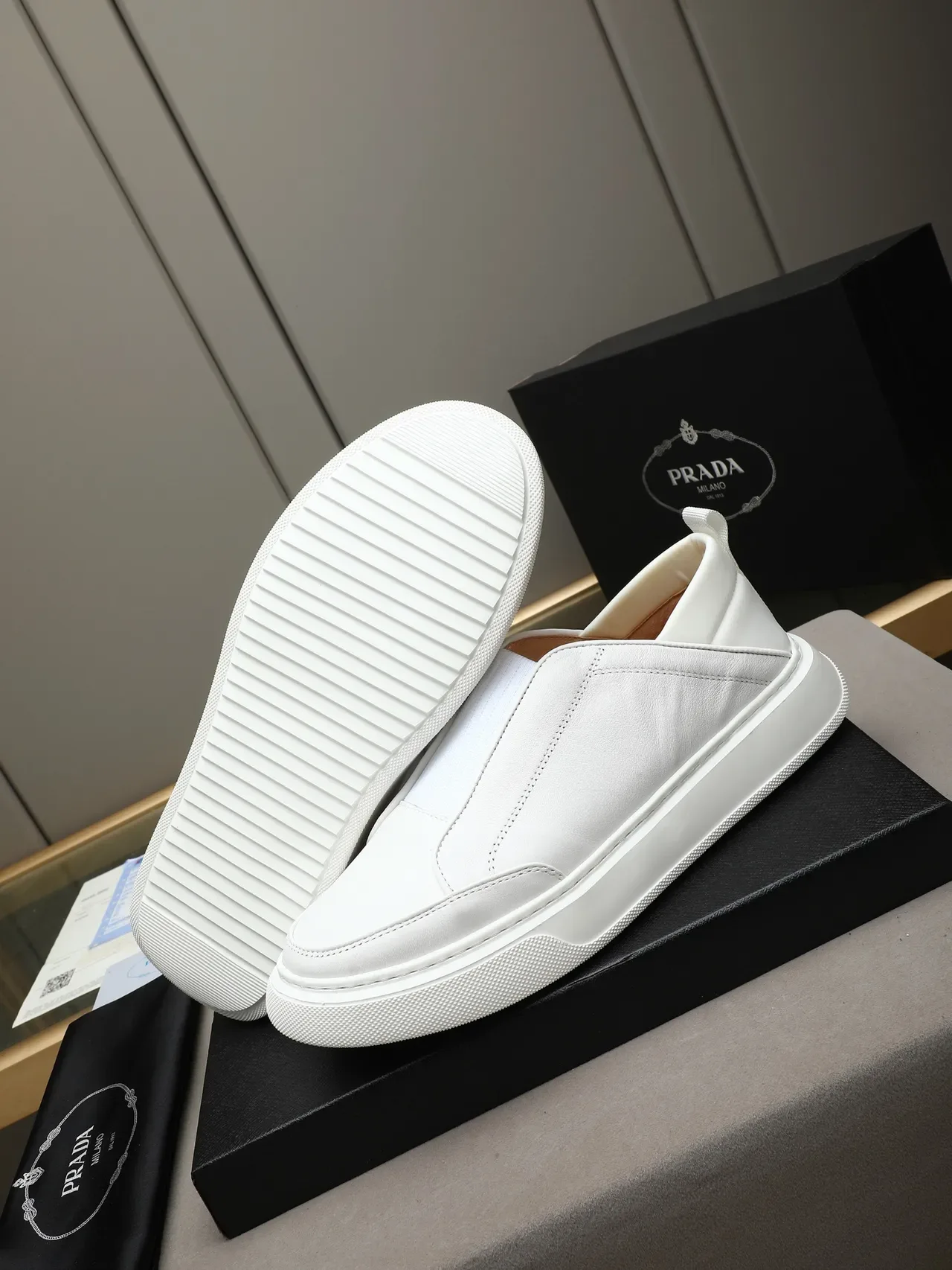 Zapatillas Prada Slip-On Blancas de Cuero Lifestyle 5