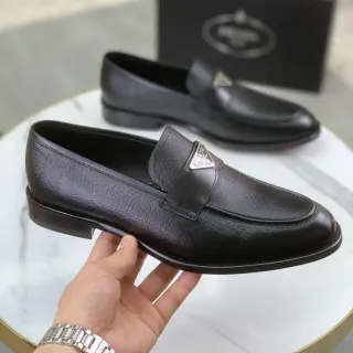 Prada Loafers Triangulares Negro Cuero Saffiano