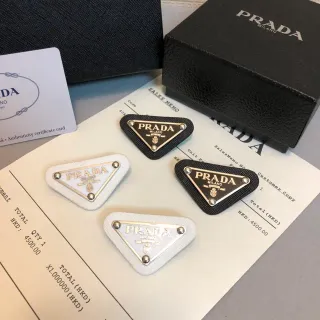 Prada त्रिकोण लोगो काला सफेद त्रिकोणीय टेक्स्चर्ड फैब्रिक ब्रोच