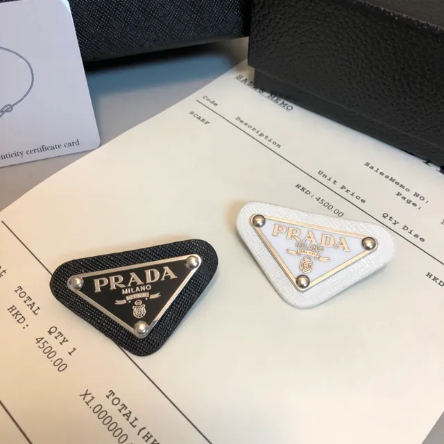Prada त्रिकोण लोगो काला सफेद त्रिकोणीय टेक्स्चर्ड फैब्रिक ब्रोच 7