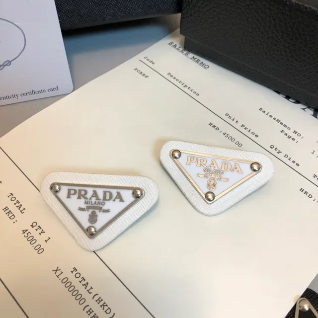 Prada त्रिकोण लोगो काला सफेद त्रिकोणीय टेक्स्चर्ड फैब्रिक ब्रोच 8