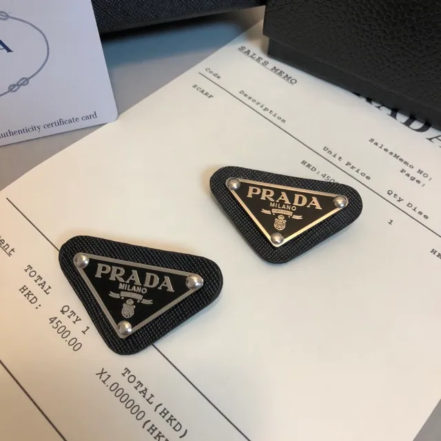 Prada त्रिकोण लोगो काला सफेद त्रिकोणीय टेक्स्चर्ड फैब्रिक ब्रोच 9