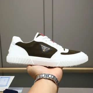 Prada 白色军绿色橄榄双色麂皮和皮革面板构造生活方式运动鞋