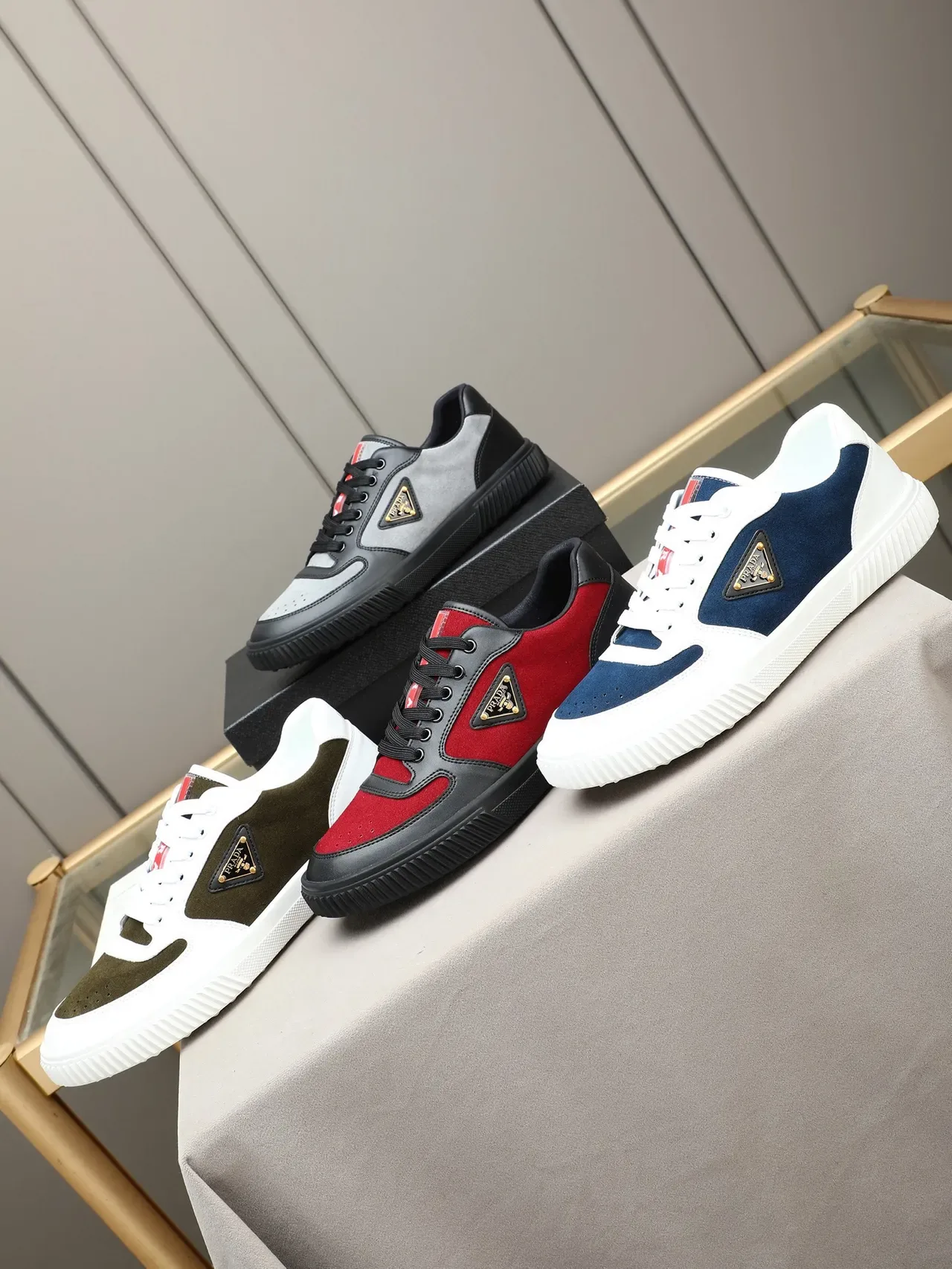 Prada 白色军绿色橄榄双色麂皮和皮革面板构造生活方式运动鞋 2