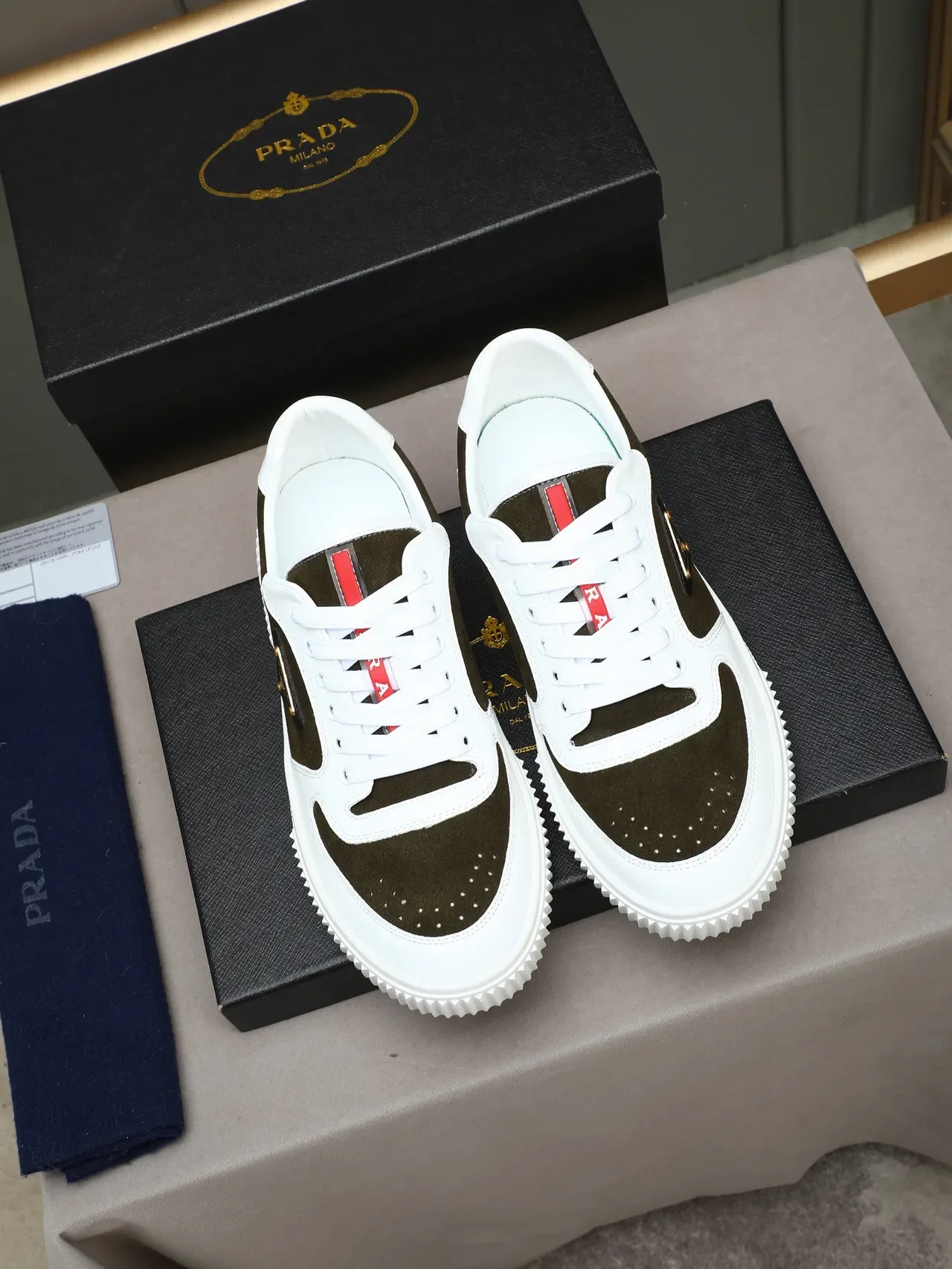 Prada 白色军绿色橄榄双色麂皮和皮革面板构造生活方式运动鞋 3