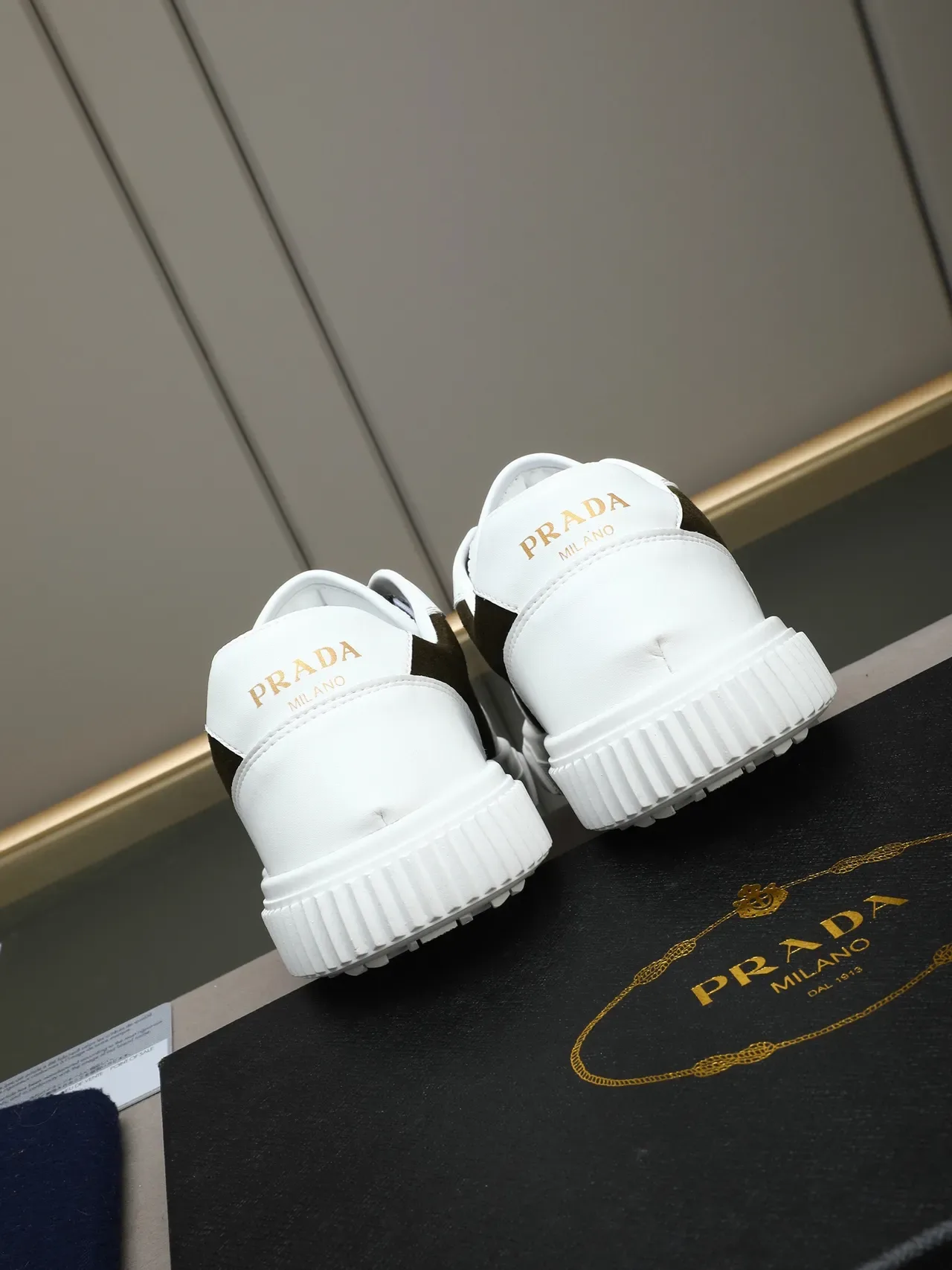 Prada 白色军绿色橄榄双色麂皮和皮革面板构造生活方式运动鞋 4