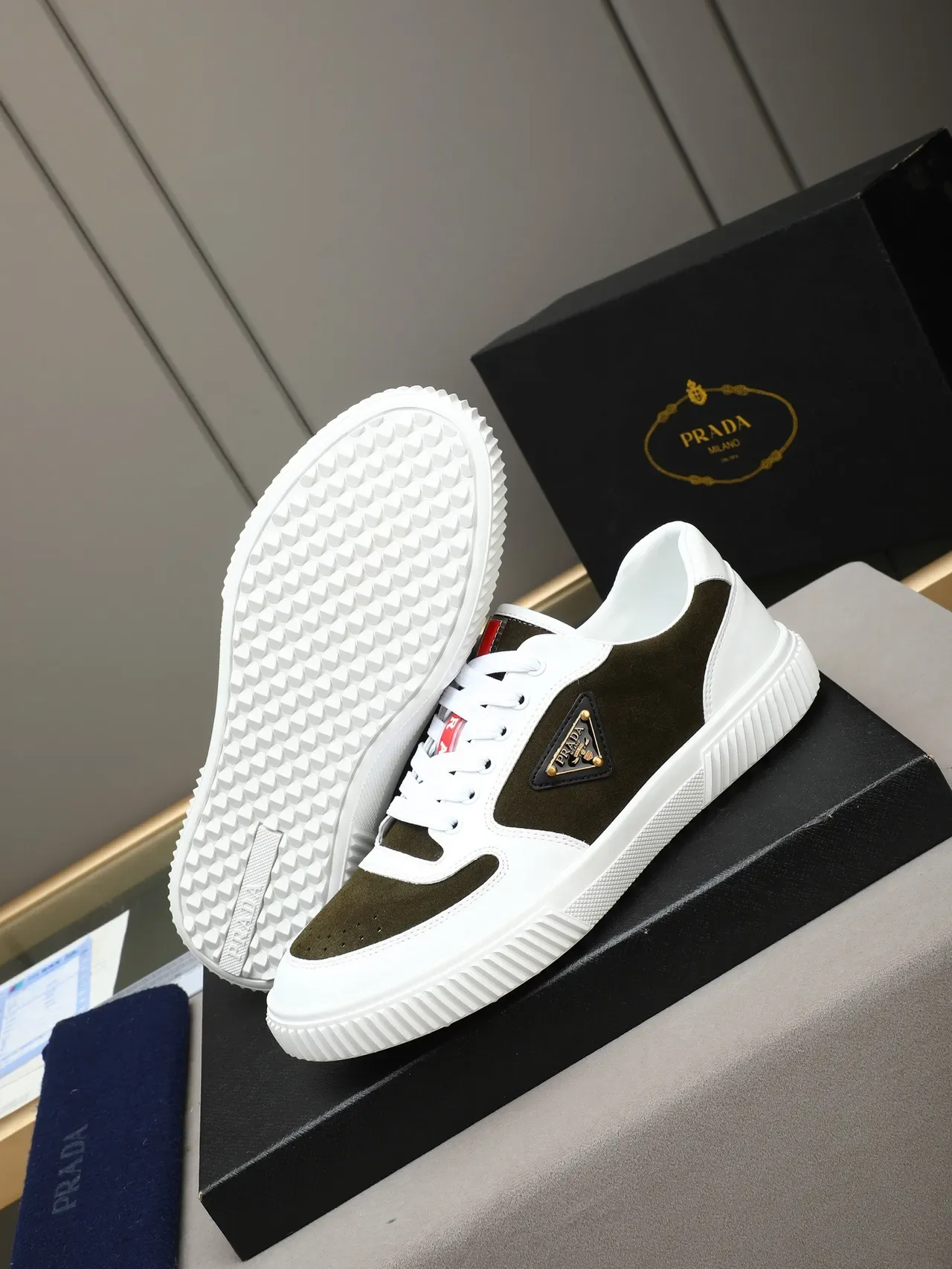 Prada 白色军绿色橄榄双色麂皮和皮革面板构造生活方式运动鞋 5
