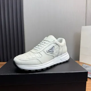 Prada Tênis Lifestyle Branco Preto Couro Acolchoado Superior Placa Logo Triangular