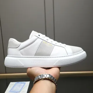 Prada zapatillas lifestyle blancas y grises de cuero y ante con paneles en la parte superior y logo en tono dorado