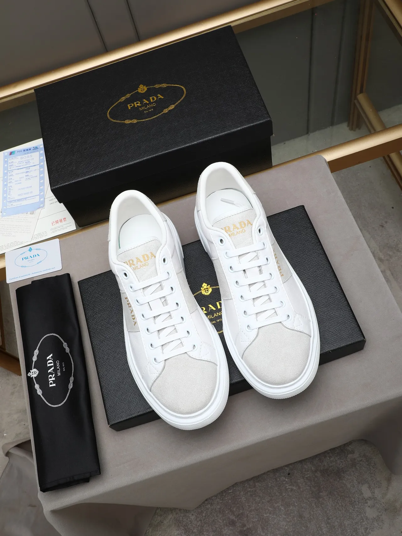 Prada zapatillas lifestyle blancas y grises de cuero y ante con paneles en la parte superior y logo en tono dorado 2
