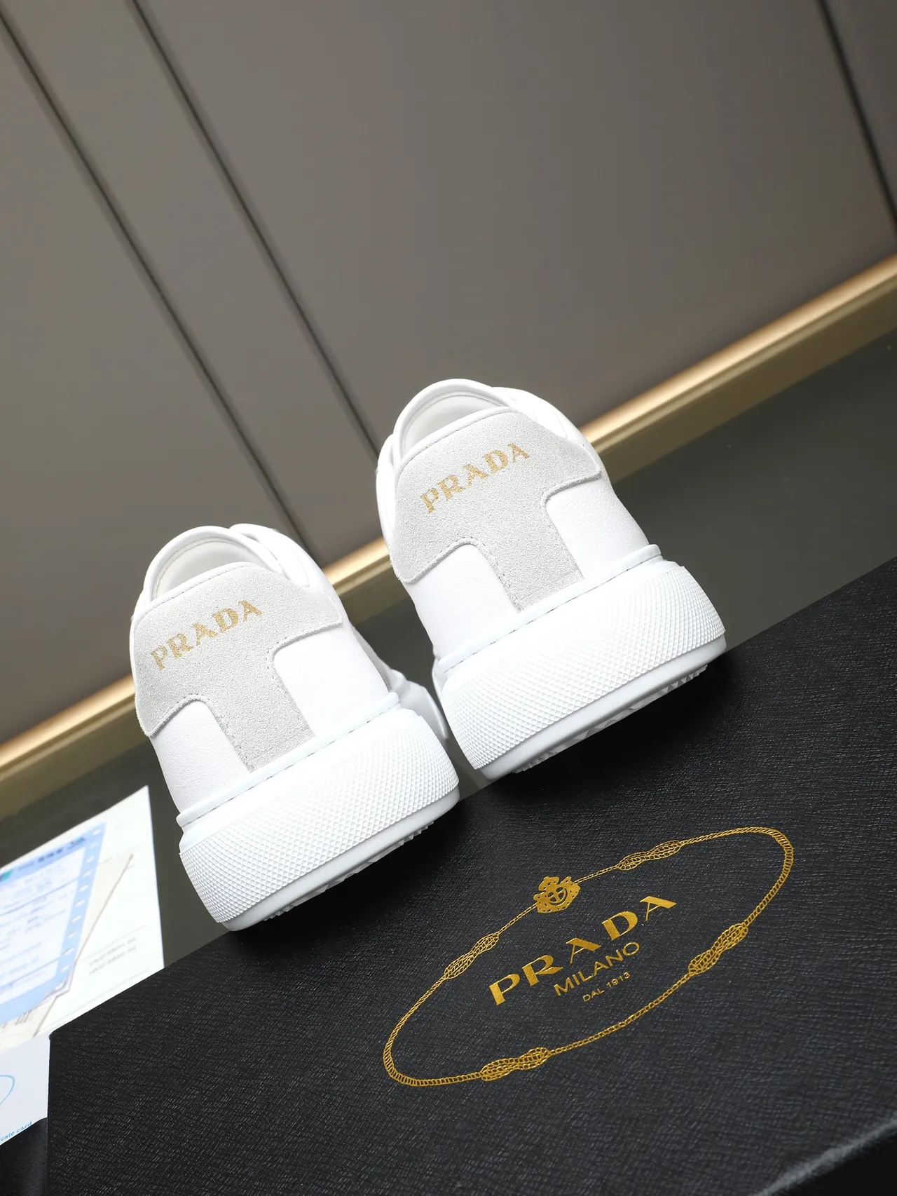 Prada zapatillas lifestyle blancas y grises de cuero y ante con paneles en la parte superior y logo en tono dorado 3