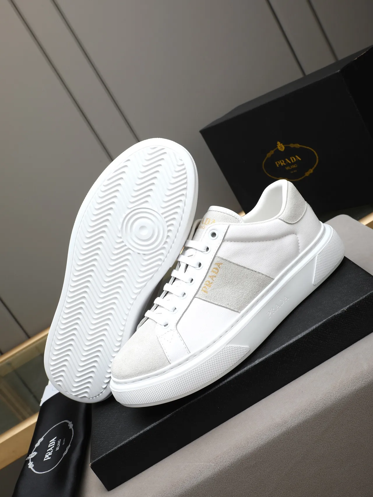 Prada zapatillas lifestyle blancas y grises de cuero y ante con paneles en la parte superior y logo en tono dorado 4