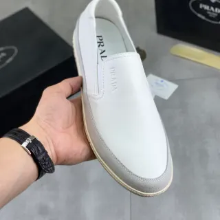 Prada सफेद भूरा स्लिप-ऑन लेदर अपर लूफर