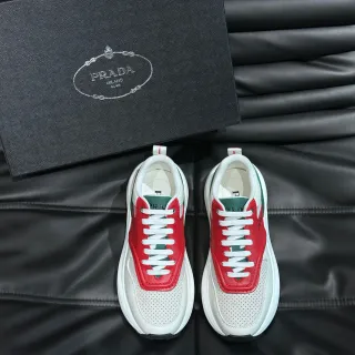 Prada Zapatillas Chunky Blancas y Rojas Con Capa De Cuero Y Malla Superior Caja Del Dedo Perforada