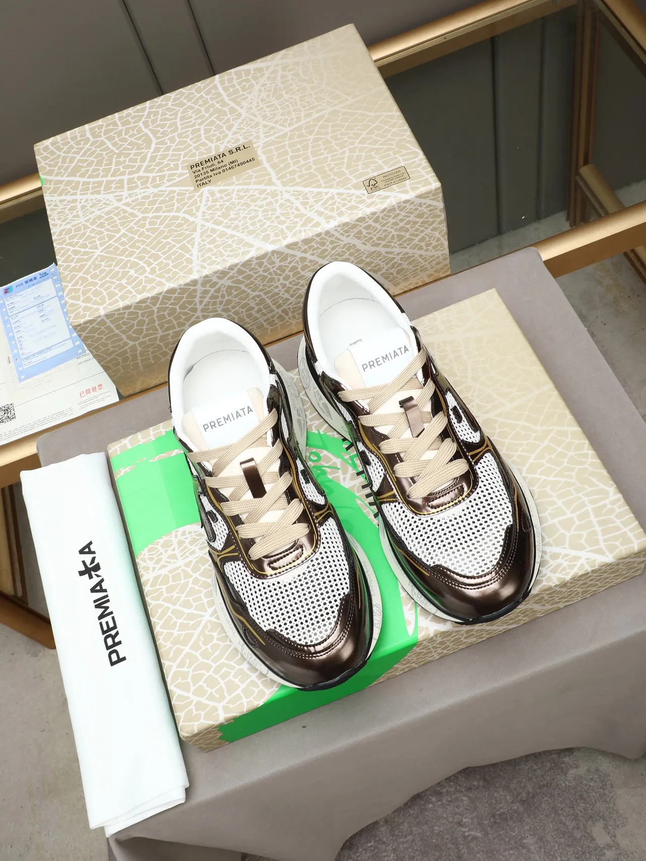 Premiata Blanc Marron Maille Et Cuir Patenté Supérieur Híbrido Surimpressions Géométriques Accentuées À L'Or Sneakers Lifestyle 2