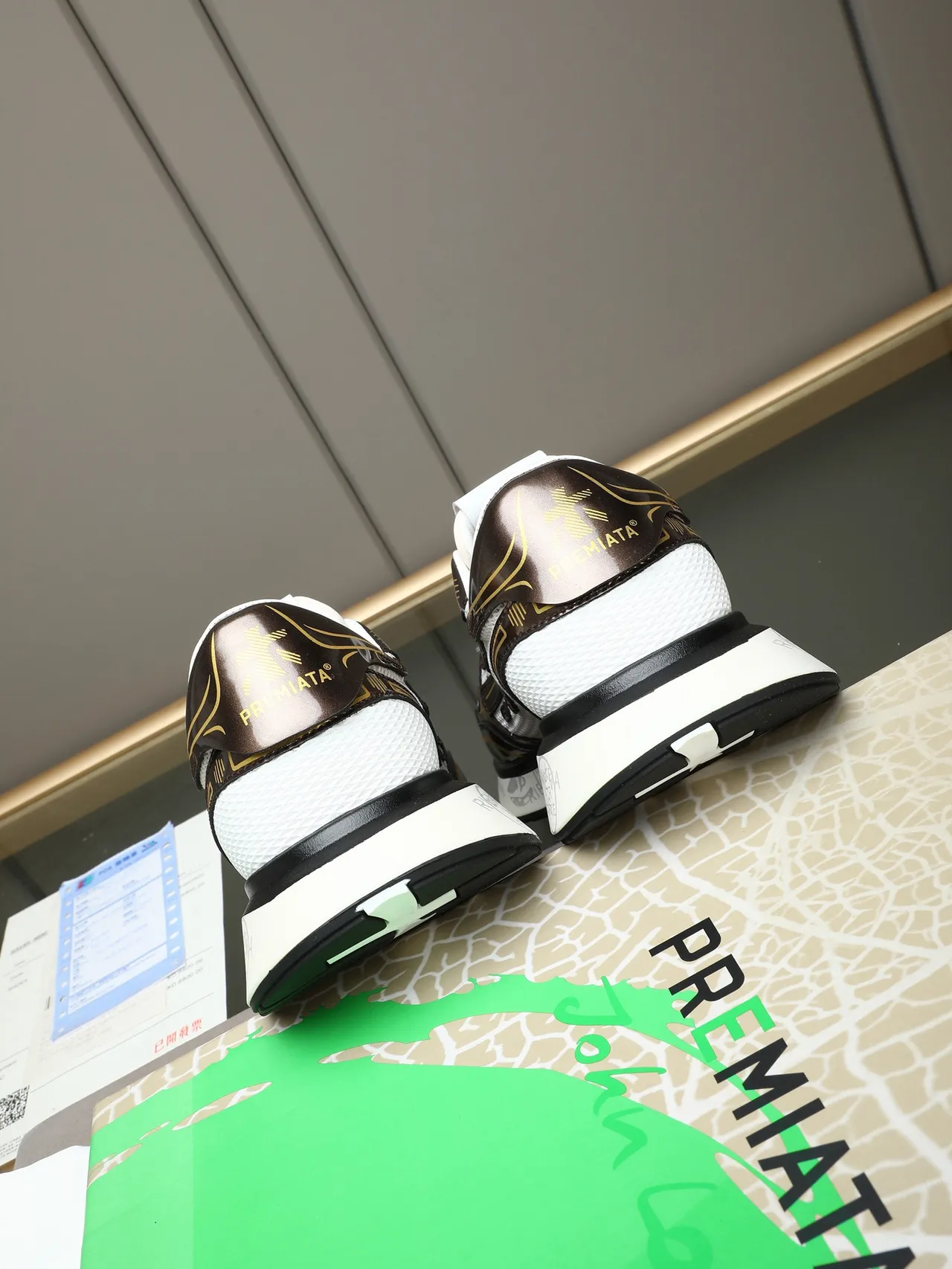 Premiata Blanc Marron Maille Et Cuir Patenté Supérieur Híbrido Surimpressions Géométriques Accentuées À L'Or Sneakers Lifestyle 3