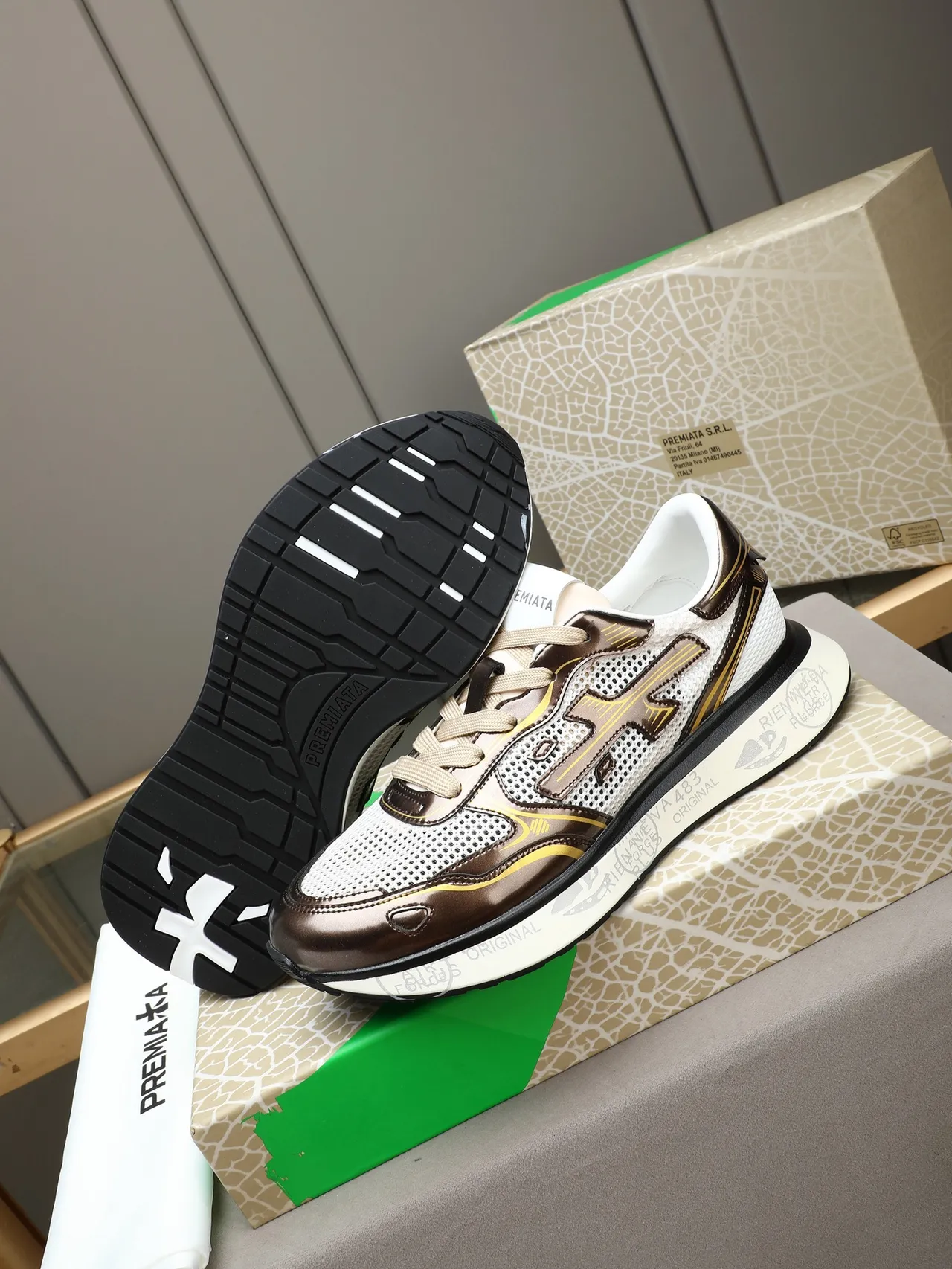 Premiata Blanc Marron Maille Et Cuir Patenté Supérieur Híbrido Surimpressions Géométriques Accentuées À L'Or Sneakers Lifestyle 4