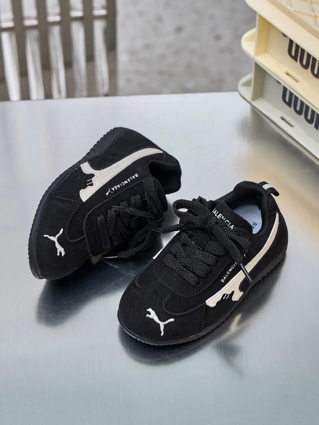Puma বেইজ কালো সুয়েড উপরের অংশ রেসিং-ইনস্পায়ার্ড সিলহুয়েট লাইফস্টাইল স্নিকার্স 7
