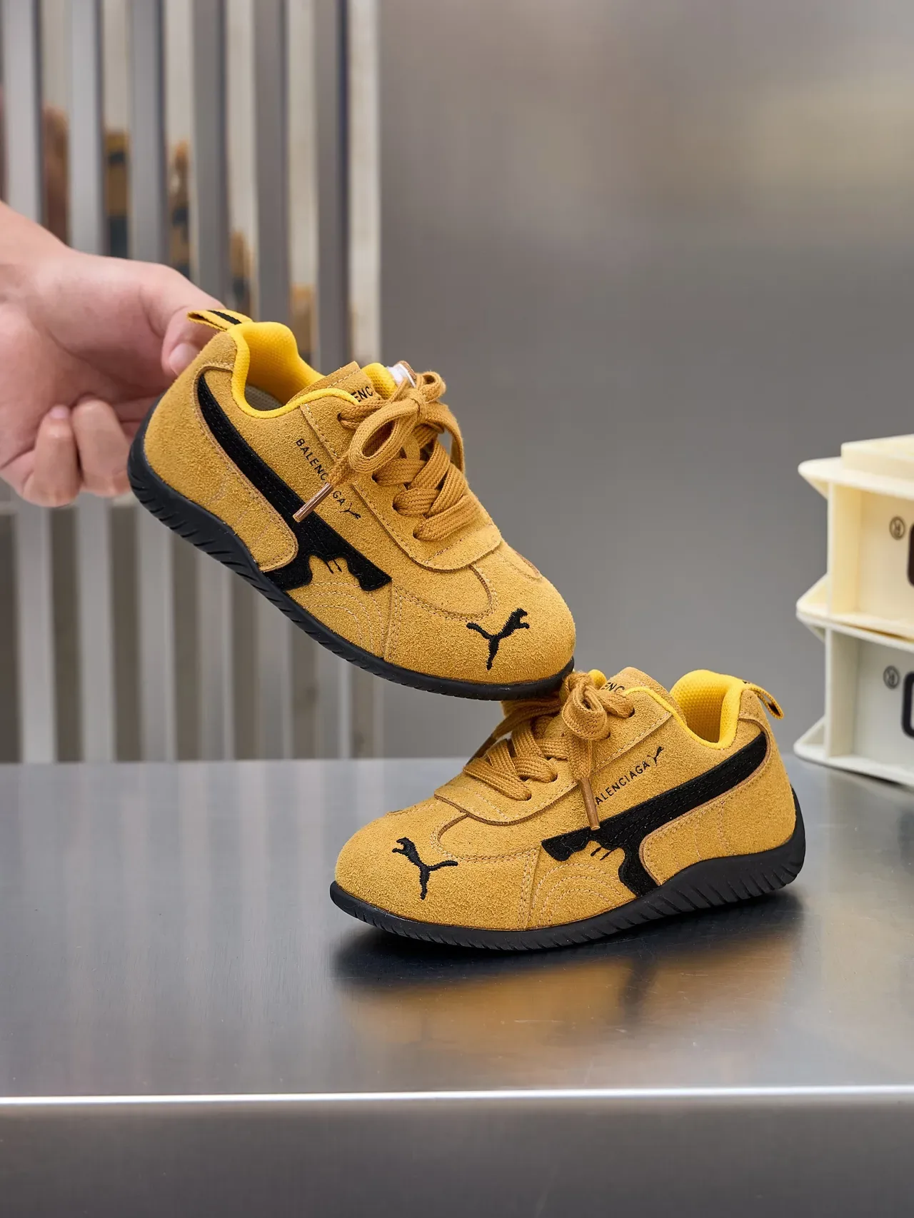 Puma বেইজ কালো সুয়েড উপরের অংশ রেসিং-ইনস্পায়ার্ড সিলহুয়েট লাইফস্টাইল স্নিকার্স 11