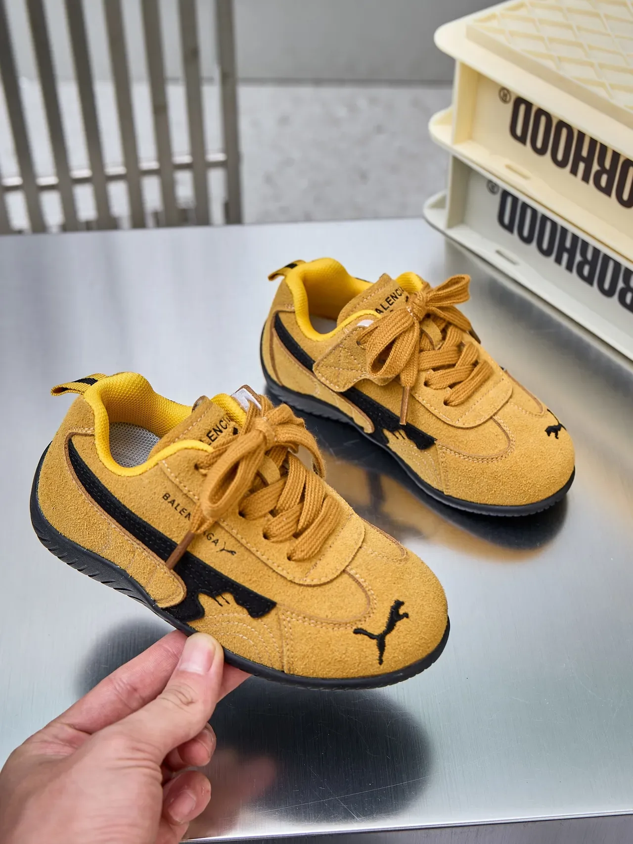 Puma বেইজ কালো সুয়েড উপরের অংশ রেসিং-ইনস্পায়ার্ড সিলহুয়েট লাইফস্টাইল স্নিকার্স 12