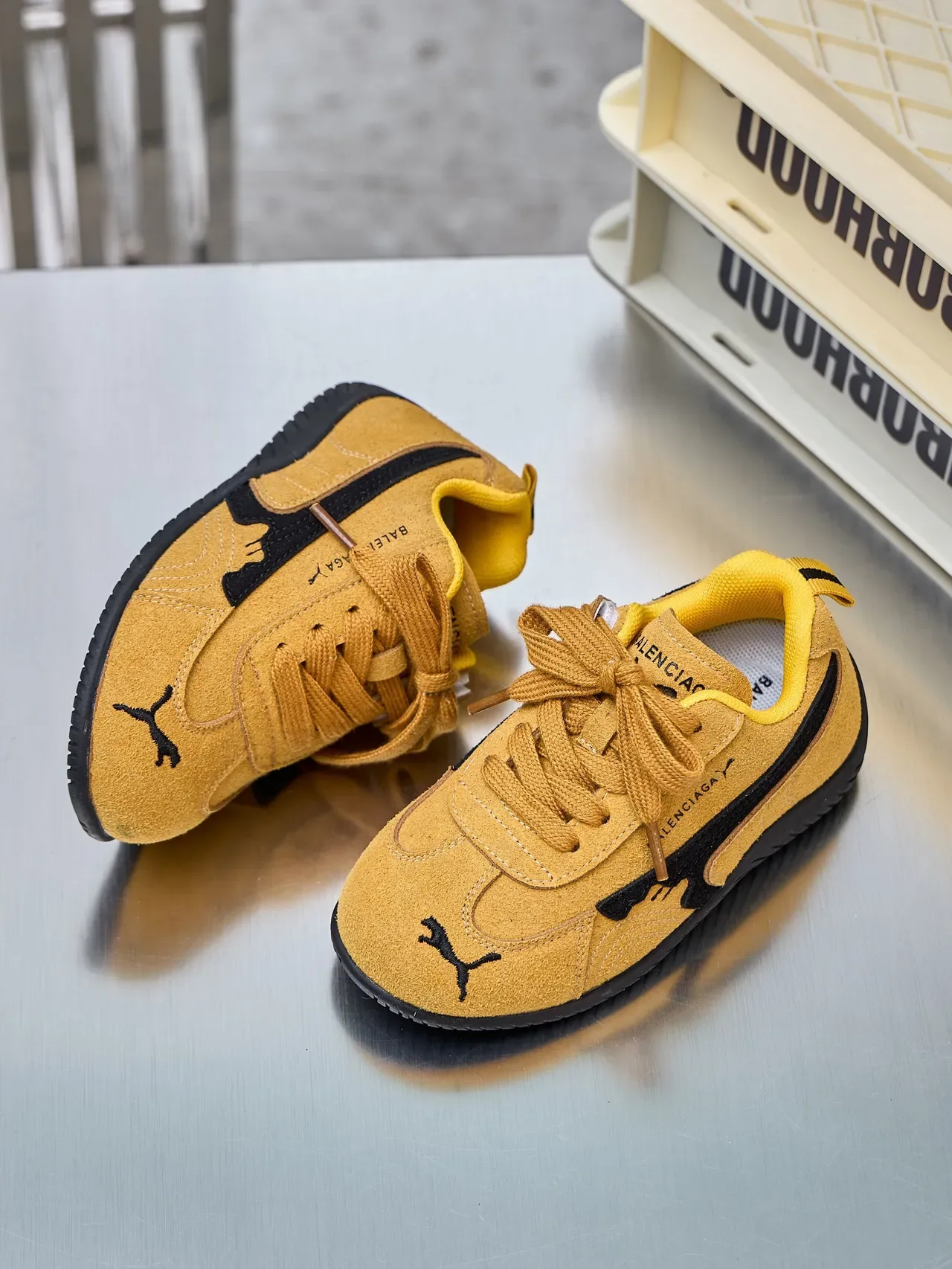 Puma বেইজ কালো সুয়েড উপরের অংশ রেসিং-ইনস্পায়ার্ড সিলহুয়েট লাইফস্টাইল স্নিকার্স 14