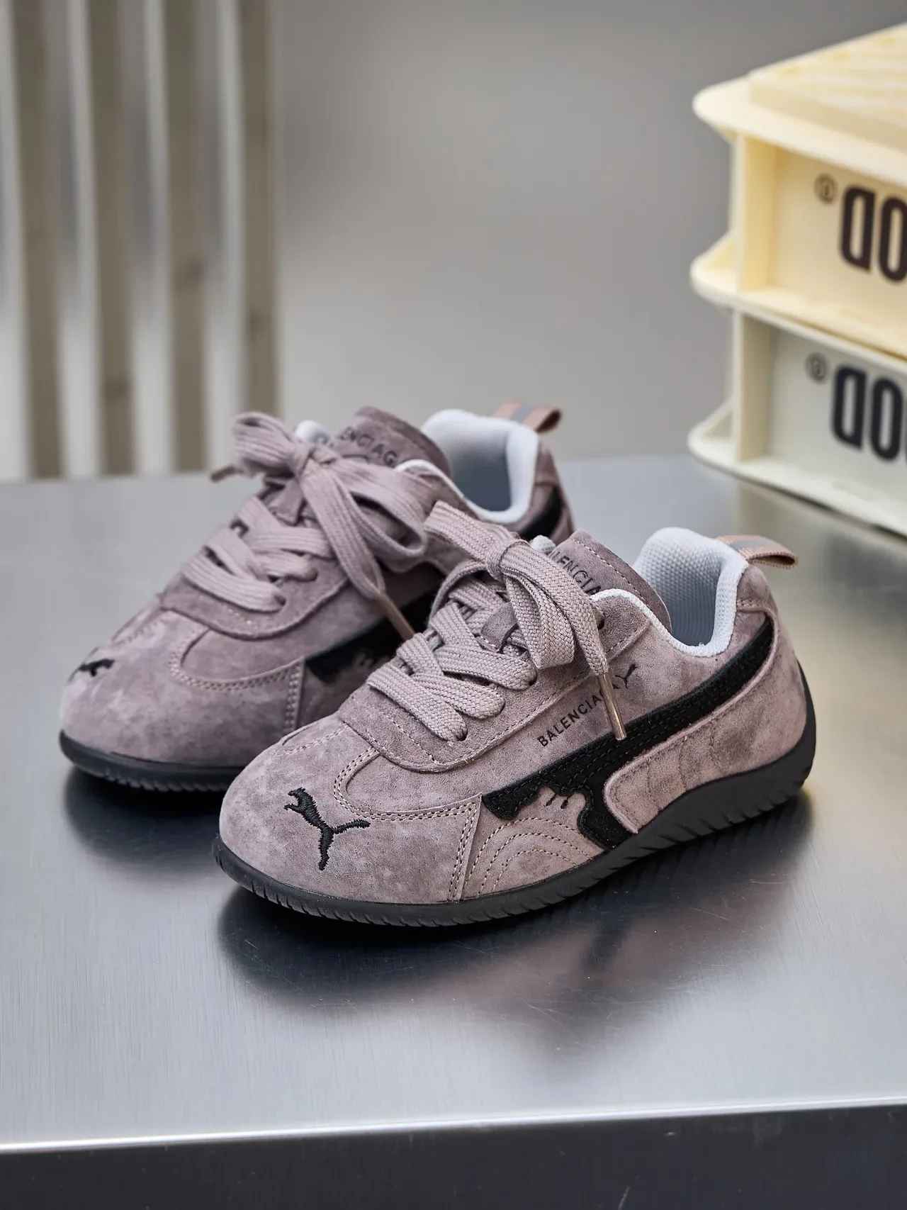 Puma বেইজ কালো সুয়েড উপরের অংশ রেসিং-ইনস্পায়ার্ড সিলহুয়েট লাইফস্টাইল স্নিকার্স 16
