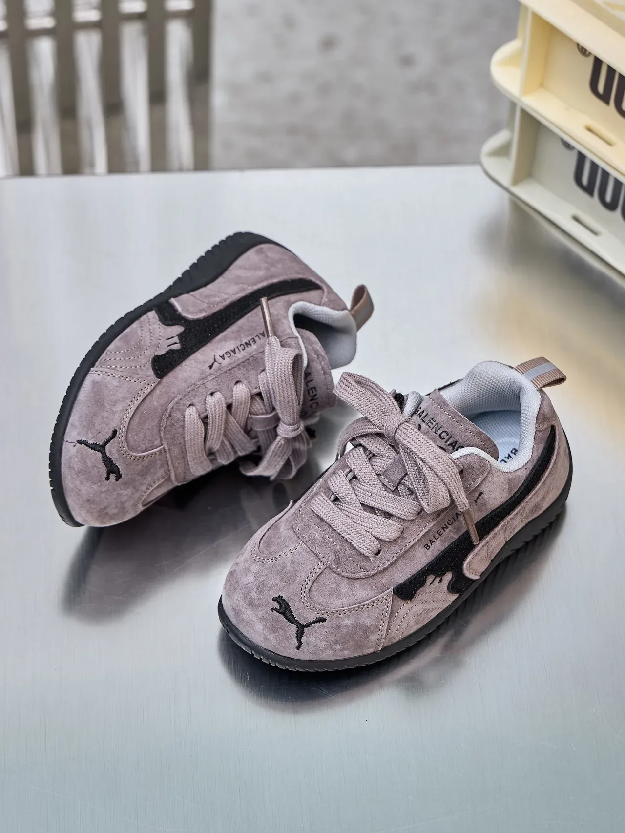Puma বেইজ কালো সুয়েড উপরের অংশ রেসিং-ইনস্পায়ার্ড সিলহুয়েট লাইফস্টাইল স্নিকার্স 17