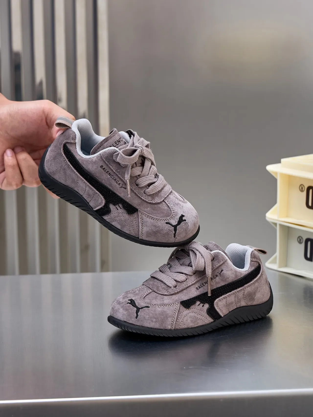 Puma বেইজ কালো সুয়েড উপরের অংশ রেসিং-ইনস্পায়ার্ড সিলহুয়েট লাইফস্টাইল স্নিকার্স 20