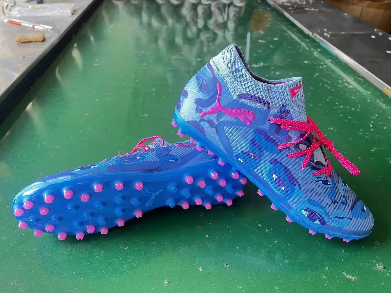 Puma Zapatillas de fútbol azul rosa cuello de punto upper con impresión camo césped artificial 8