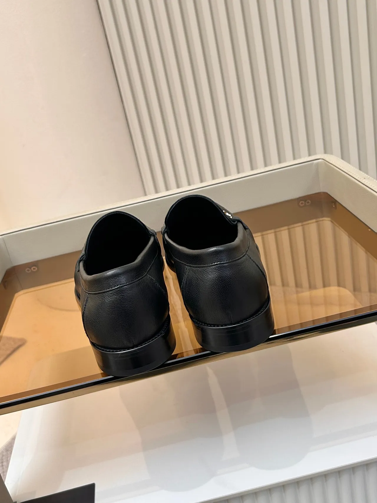 Saint Laurent Loafer de couro granulado preto com costura na ponta mocasín 3