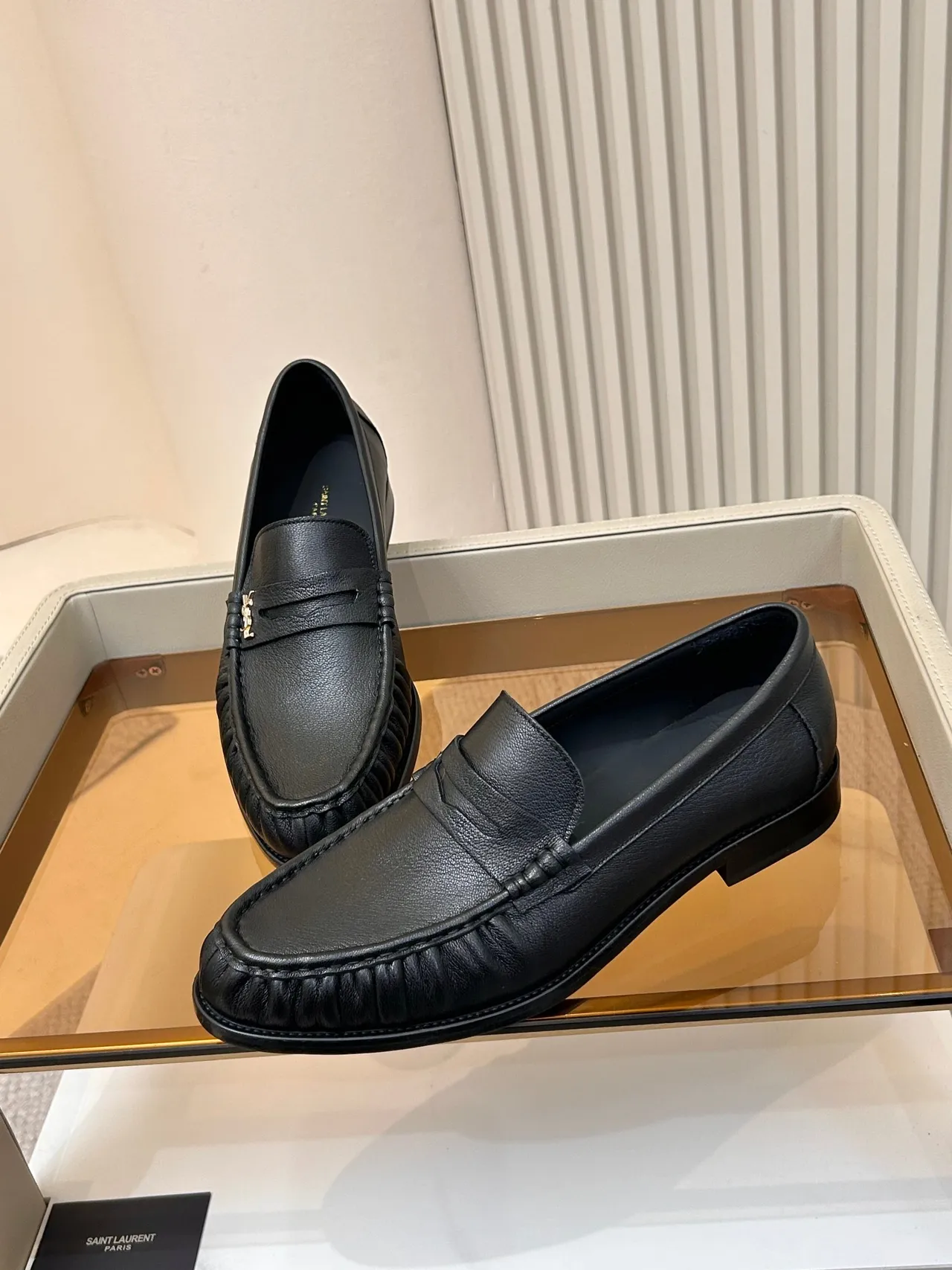 Saint Laurent Loafer de couro granulado preto com costura na ponta mocasín 4
