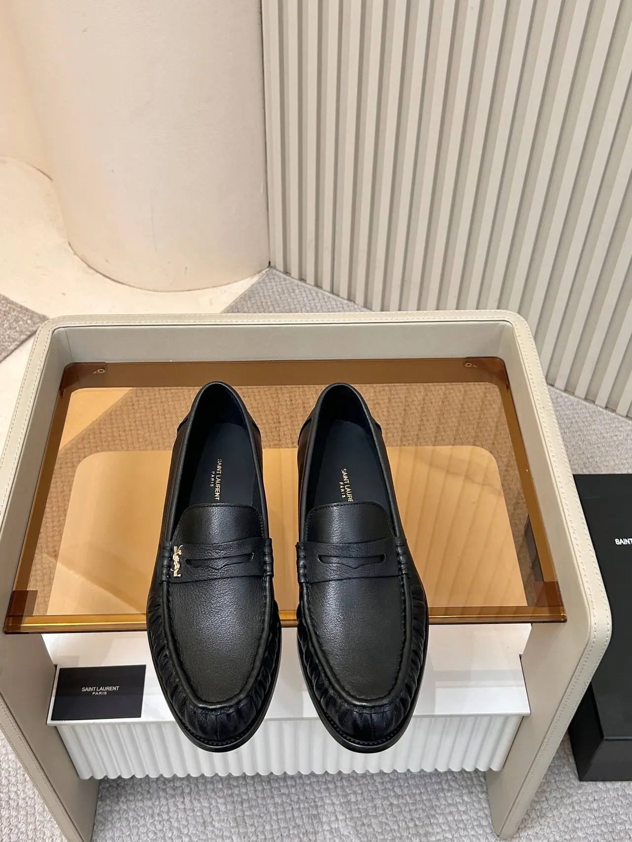 Saint Laurent Loafer de couro granulado preto com costura na ponta mocasín 5