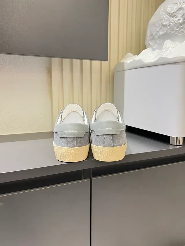 Saint Laurent Sneakers Lifestyle Daim Gris Beige Logo Brodé 2