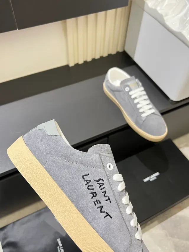 Saint Laurent Sneakers Lifestyle Daim Gris Beige Logo Brodé 3